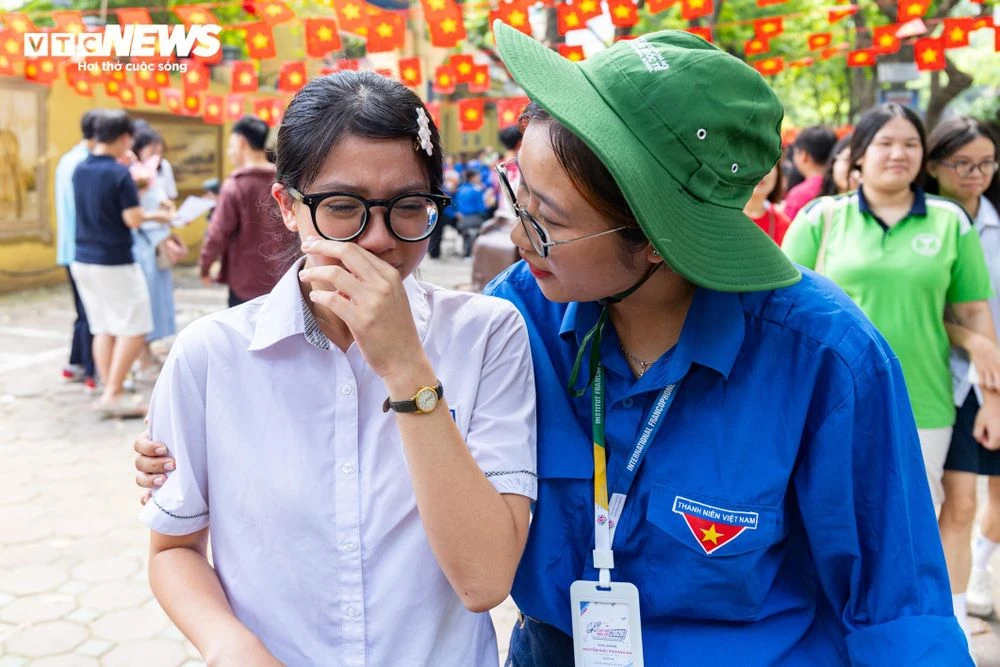 Nụ cười xen nước mắt tiếc nuối của sĩ tử Hà Nội sau môn thi cuối lớp 10 - Hình 13