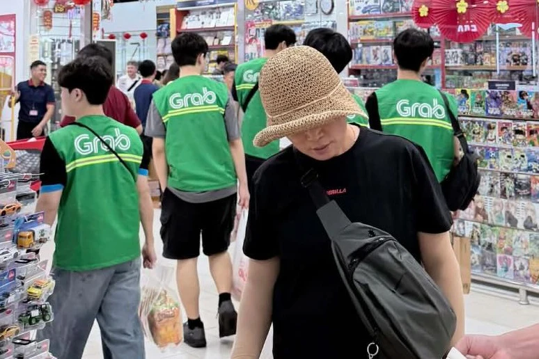Vì sao khách Tây chưa hết phát cuồng săn áo Grab tại Việt Nam? - Hình 3