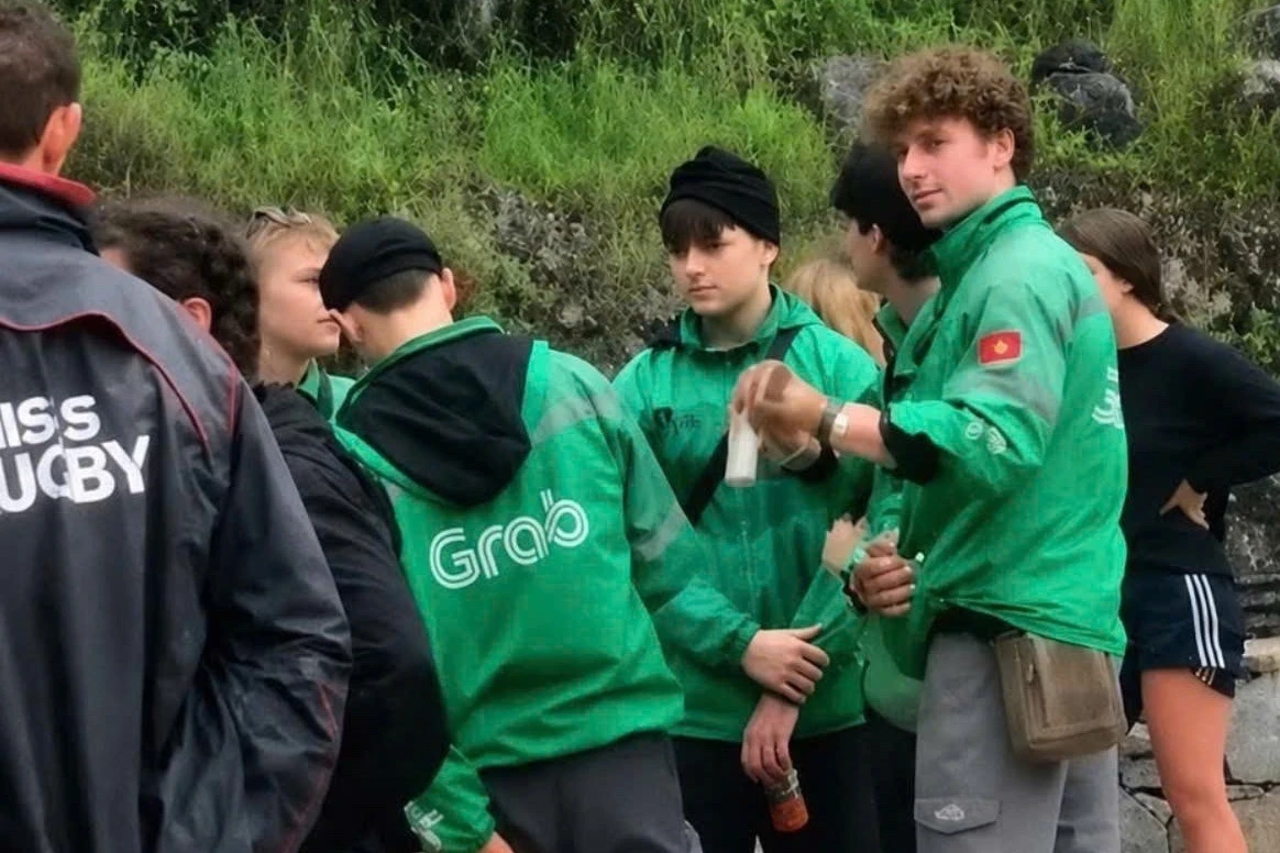 Vì sao khách Tây chưa hết phát cuồng săn áo Grab tại Việt Nam? - Hình 1
