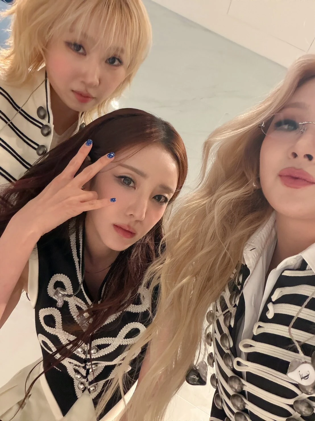 2NE1 cạch mặt Park Bom sau ồn ào, chỉ 3 người thôi vẫn vui hết nấc - Hình 2