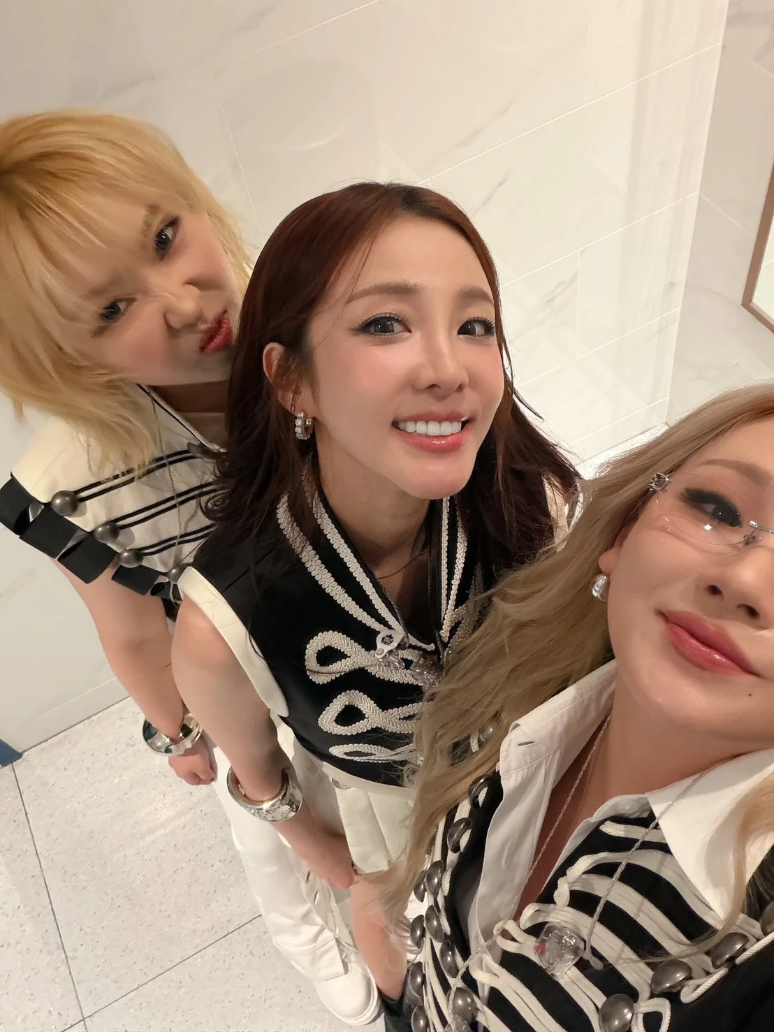 2NE1 cạch mặt Park Bom sau ồn ào, chỉ 3 người thôi vẫn vui hết nấc - Hình 1
