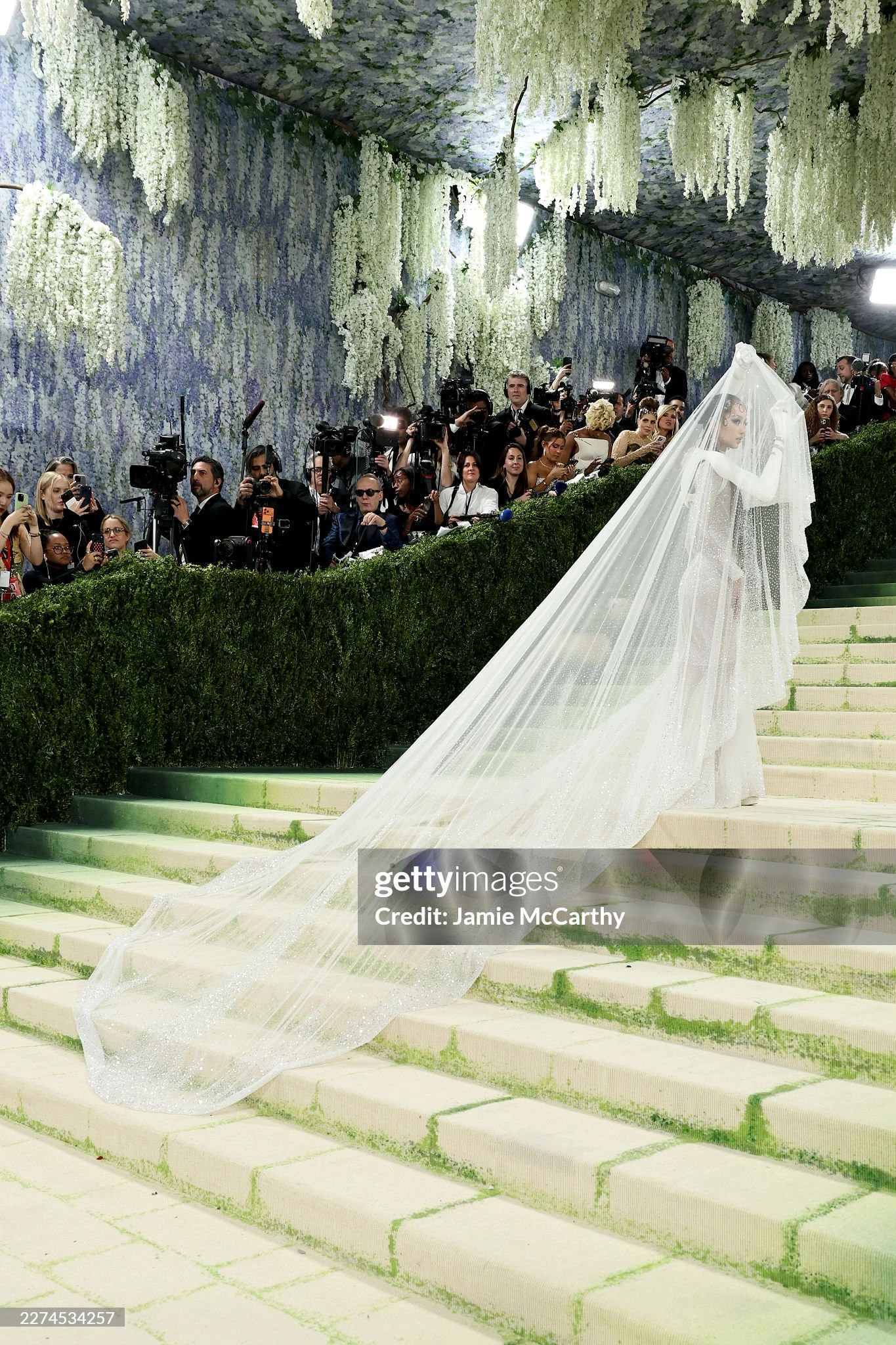 Bức ảnh trị giá 518 tỷ đồng của Lisa ở Met Gala - Hình 7