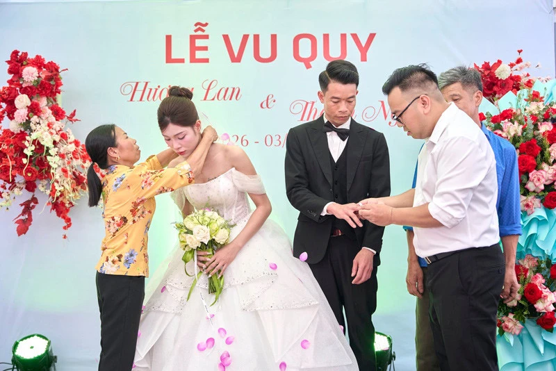 Con dâu tái hôn sau 10 năm góa bụa, bố mẹ chồng ở Phú Thọ làm 40 mâm cỗ gả đi - Hình 2
