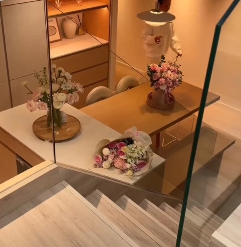Ly hôn thiếu gia Đồng Tháp, Huyền 204 rời biệt thự đi thuê căn hộ cao cấp: Nội thất tối giản, làm tiệc tại nhà sang chảnh - Hình 2