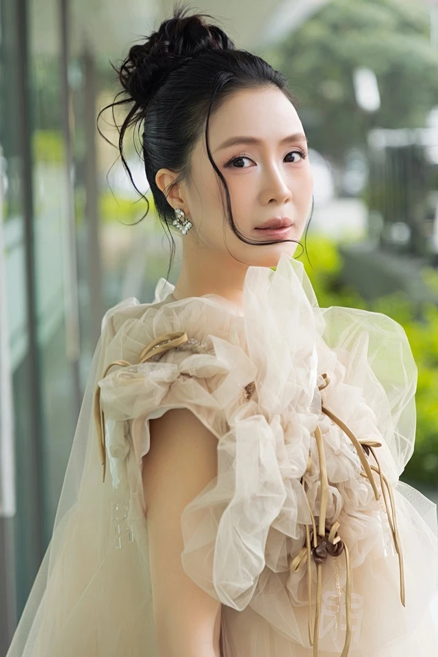 Dù hàng loạt mỹ nữ xuất hiện nhưng bóng hồng này vẫn là đỉnh cao nhan sắc phim giờ vàng VTV: Lên phim nào là rần rần phim đó - Hình 2