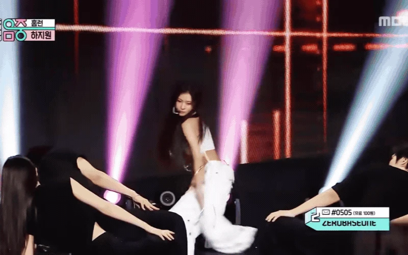 Không ngờ showbiz có yêu nữ lão hoá ngược đỉnh thế này: U50 hát nhảy như thần tượng đôi mươi, riêng khí chất nữ hoàng không đổi - Hình 2