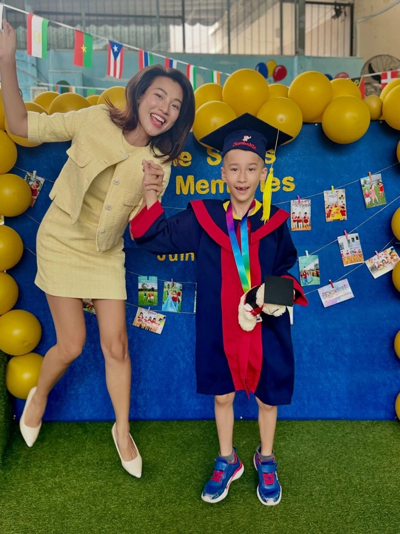 Mạnh Trường khoe mít trĩu quả trong biệt thự nhà vườn, con trai Jennifer Phạm cao vượt mẹ - Hình 9
