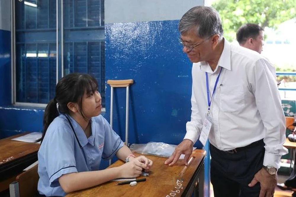 Những khoảnh khắc đẹp trong ngày thi lớp 10 ở TPHCM - Hình 9