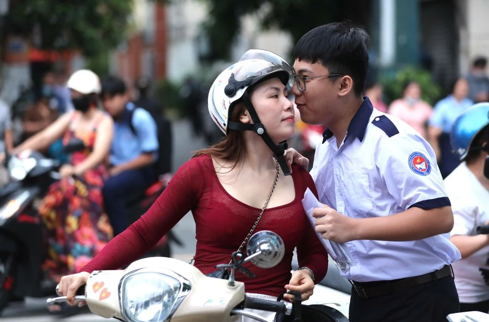Những khoảnh khắc đẹp trong ngày thi lớp 10 ở TPHCM - Hình 4