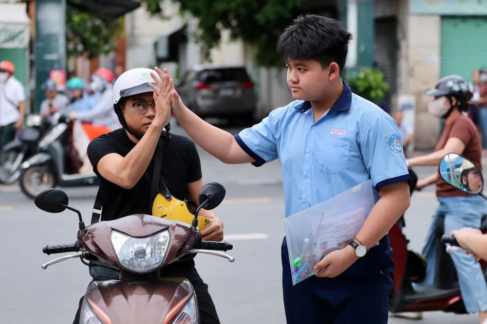 Những khoảnh khắc đẹp trong ngày thi lớp 10 ở TPHCM - Hình 3