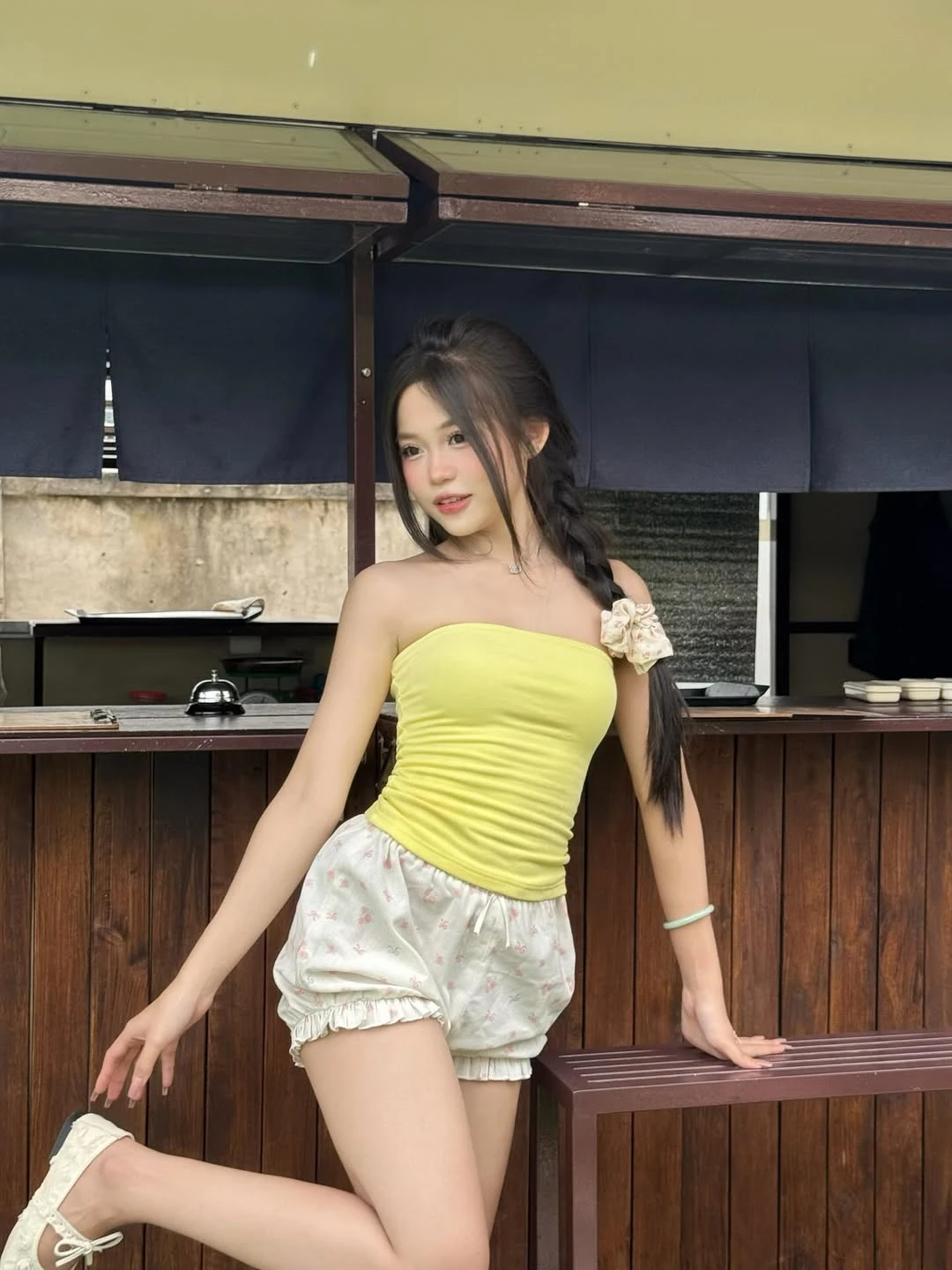Tỏa sáng như ánh mặt trời nhờ công thức diện đồ sắc vàng tinh tế - Hình 5