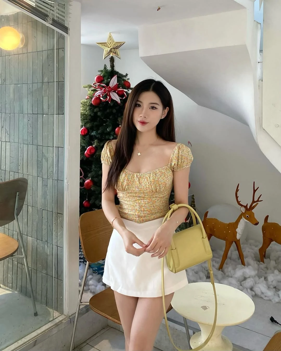 Tỏa sáng như ánh mặt trời nhờ công thức diện đồ sắc vàng tinh tế - Hình 4