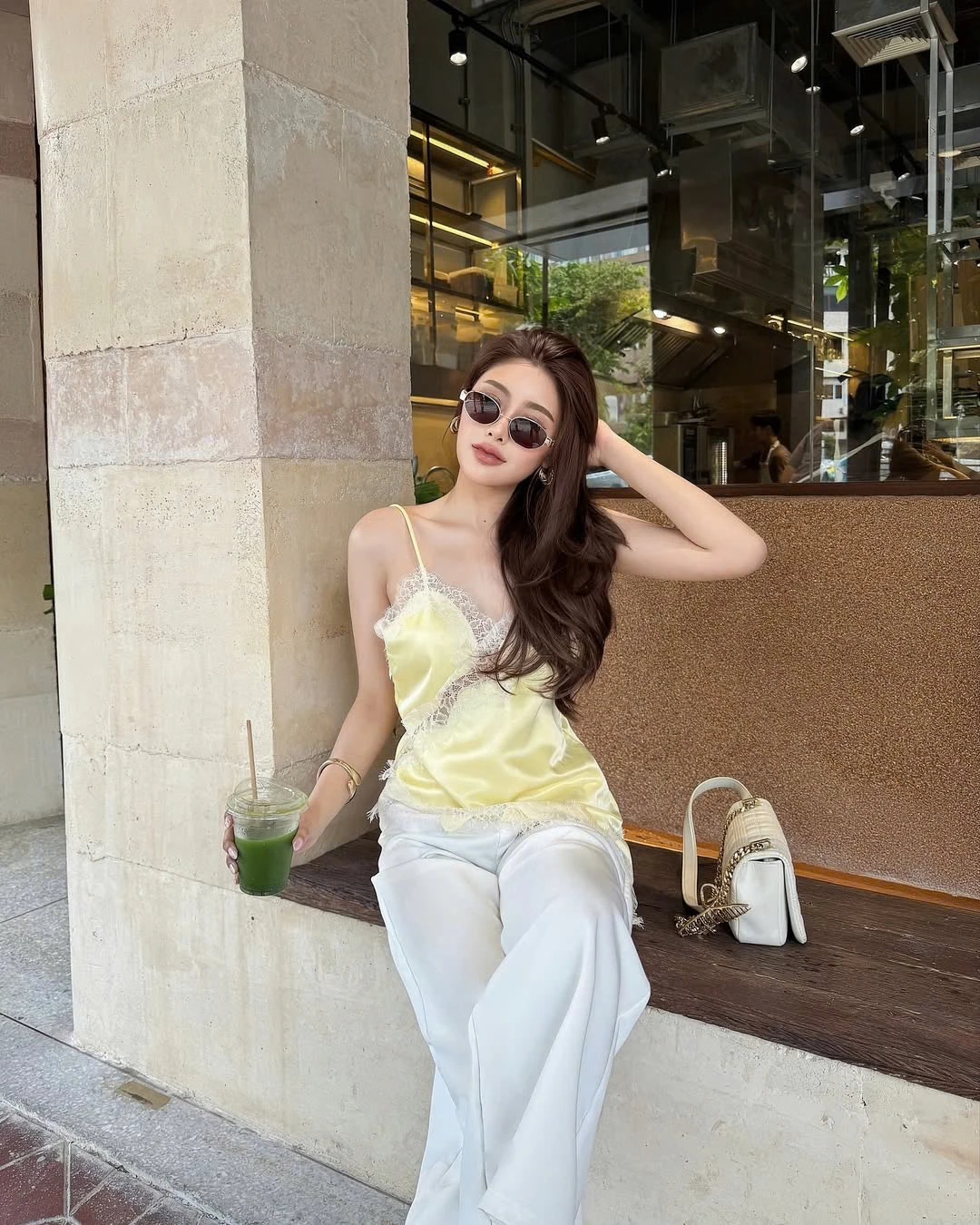 Tỏa sáng như ánh mặt trời nhờ công thức diện đồ sắc vàng tinh tế - Hình 8