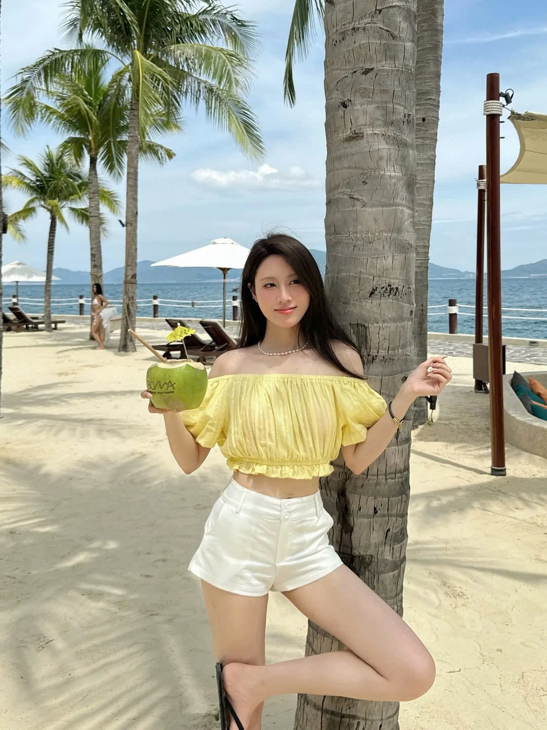 Tỏa sáng như ánh mặt trời nhờ công thức diện đồ sắc vàng tinh tế - Hình 1