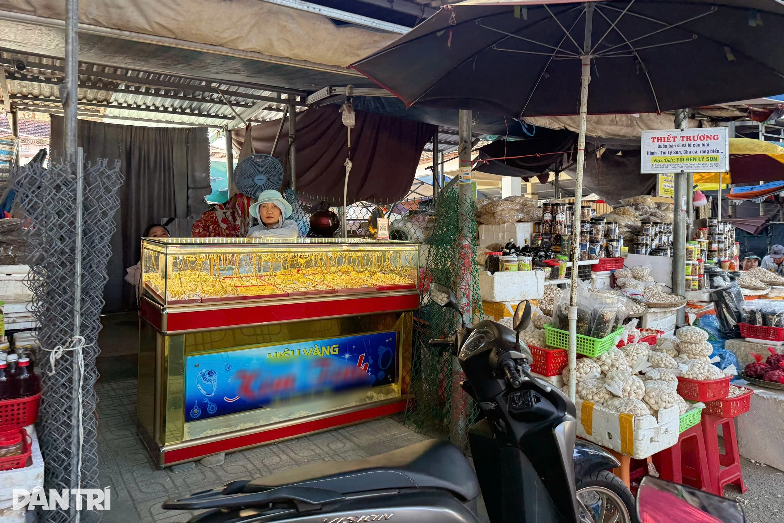 Tủ đầy vàng nằm trong sạp tạm bợ ở chợ, bà chủ nói không sợ mất - Hình 1