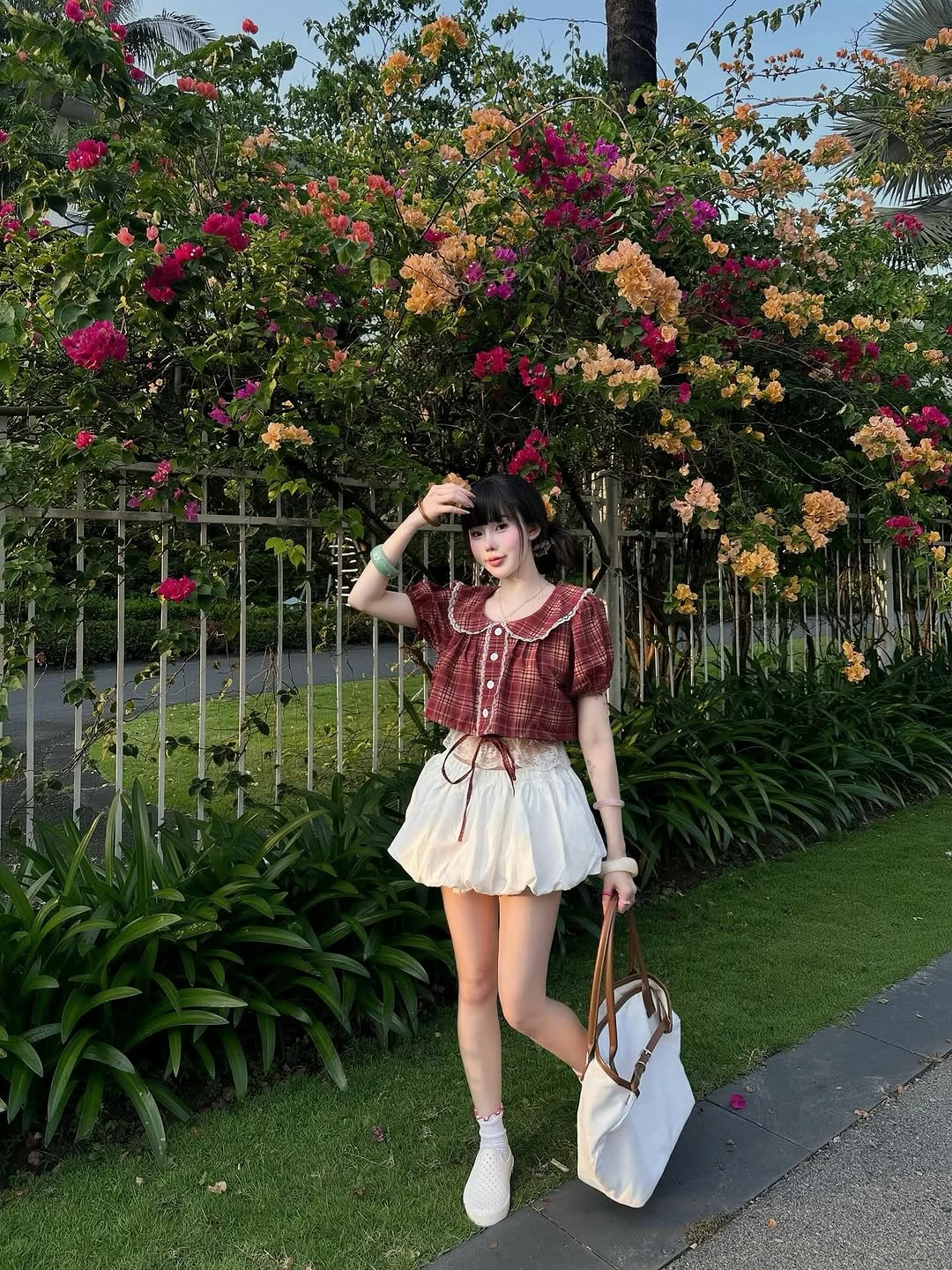 Bứt phá phong cách cùng chân váy bí dễ thương - Hình 5