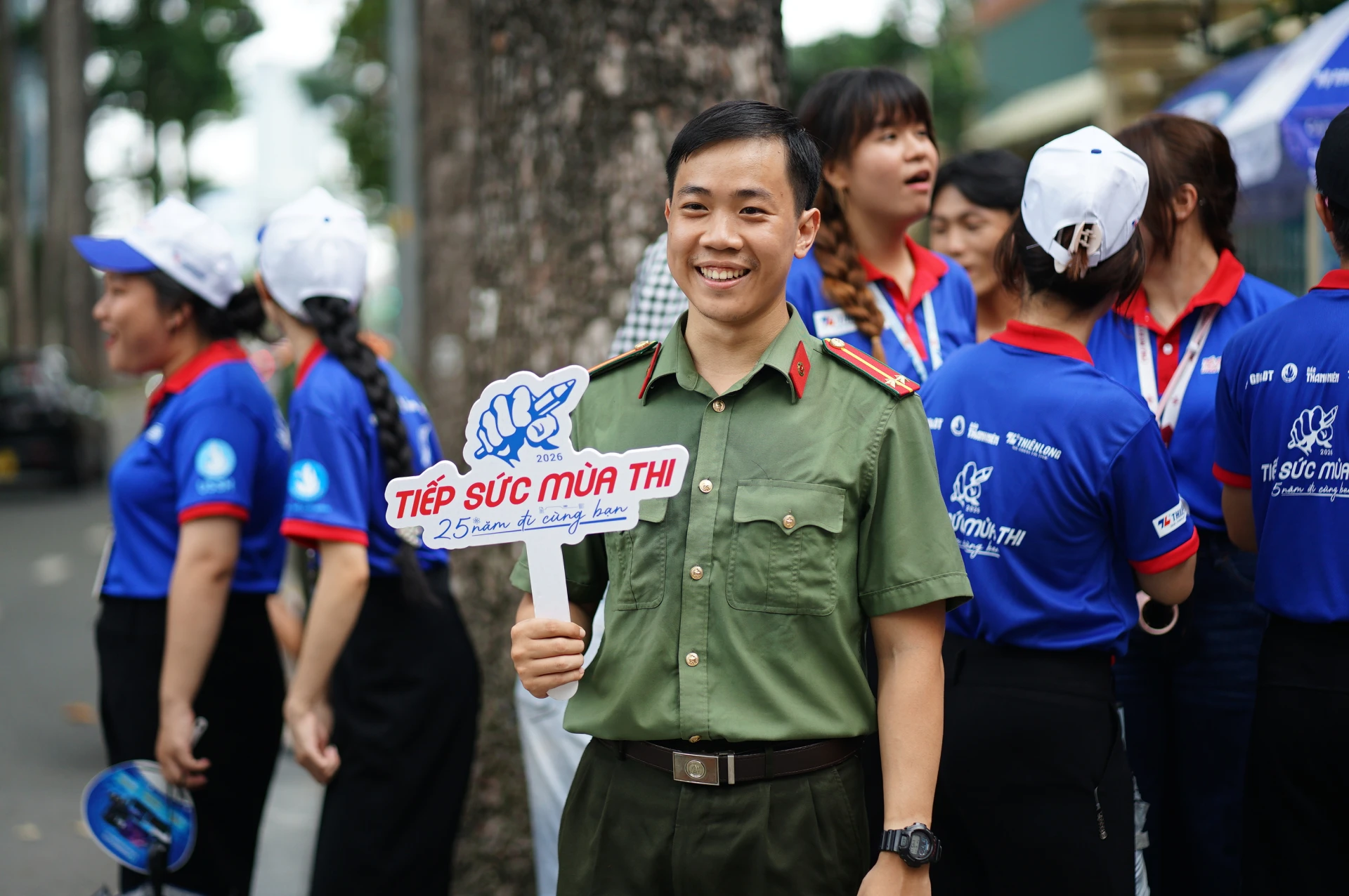 Kết thúc môn Toán thi tốt nghiệp THPT 2026: Thí sinh cười tươi, đề năm nay nhẹ đô hơn năm ngoái - Hình 32