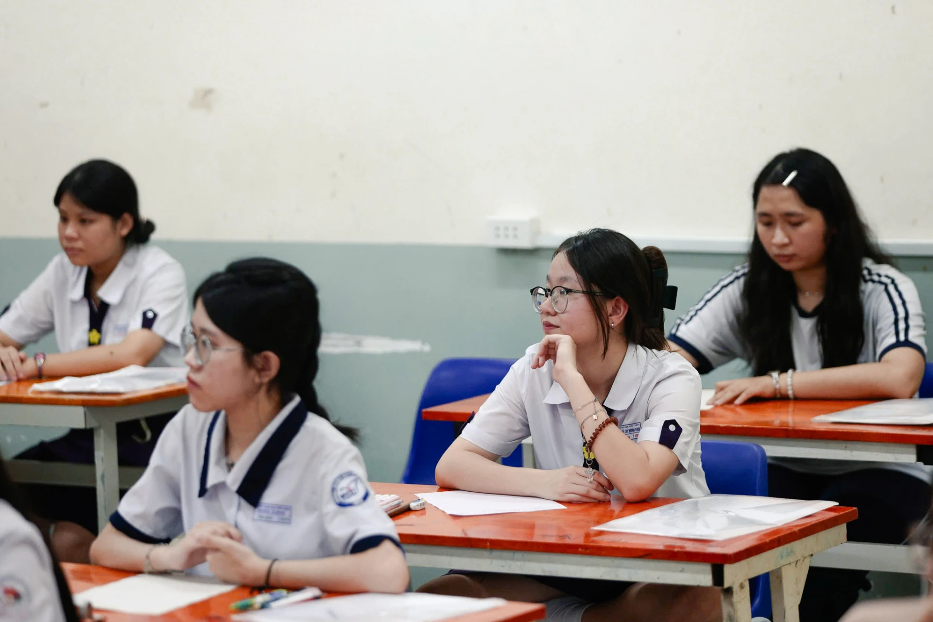 Kết thúc môn Toán thi tốt nghiệp THPT 2026: Thí sinh cười tươi, đề năm nay nhẹ đô hơn năm ngoái - Hình 26
