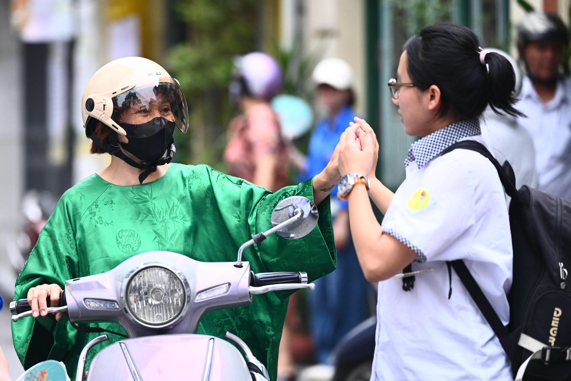 Kết thúc môn Toán thi tốt nghiệp THPT 2026: Thí sinh cười tươi, đề năm nay nhẹ đô hơn năm ngoái - Hình 39