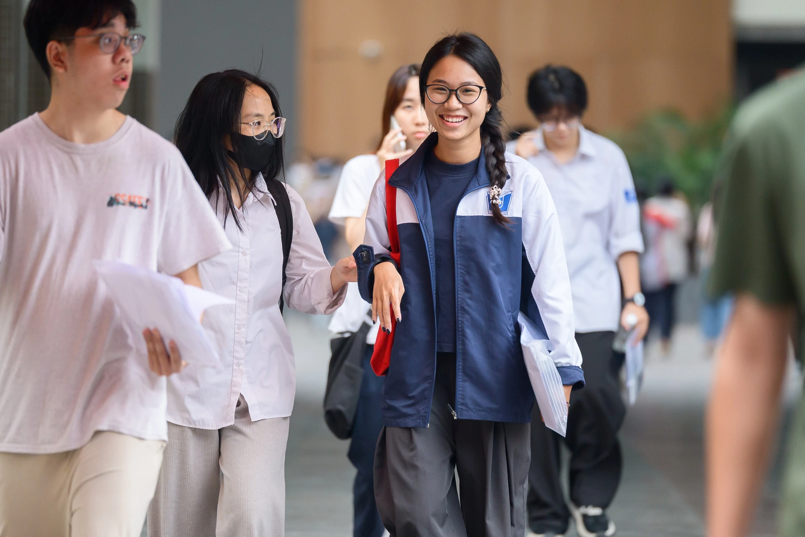 Kết thúc môn Toán thi tốt nghiệp THPT 2026: Thí sinh cười tươi, đề năm nay nhẹ đô hơn năm ngoái - Hình 7