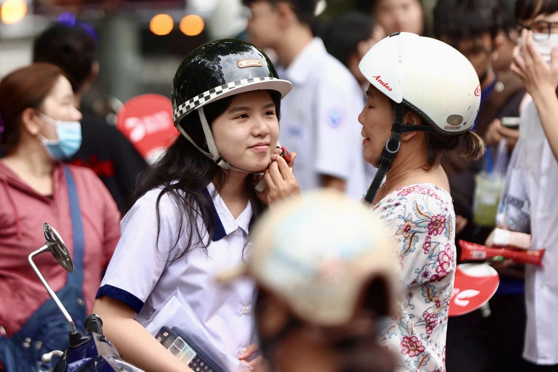 Kết thúc môn Toán thi tốt nghiệp THPT 2026: Thí sinh cười tươi, đề năm nay nhẹ đô hơn năm ngoái - Hình 3