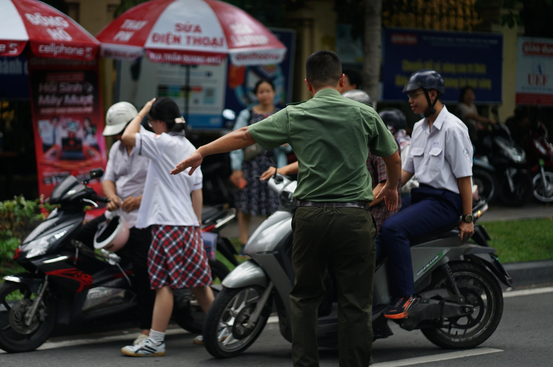 Kết thúc môn Toán thi tốt nghiệp THPT 2026: Thí sinh cười tươi, đề năm nay nhẹ đô hơn năm ngoái - Hình 34