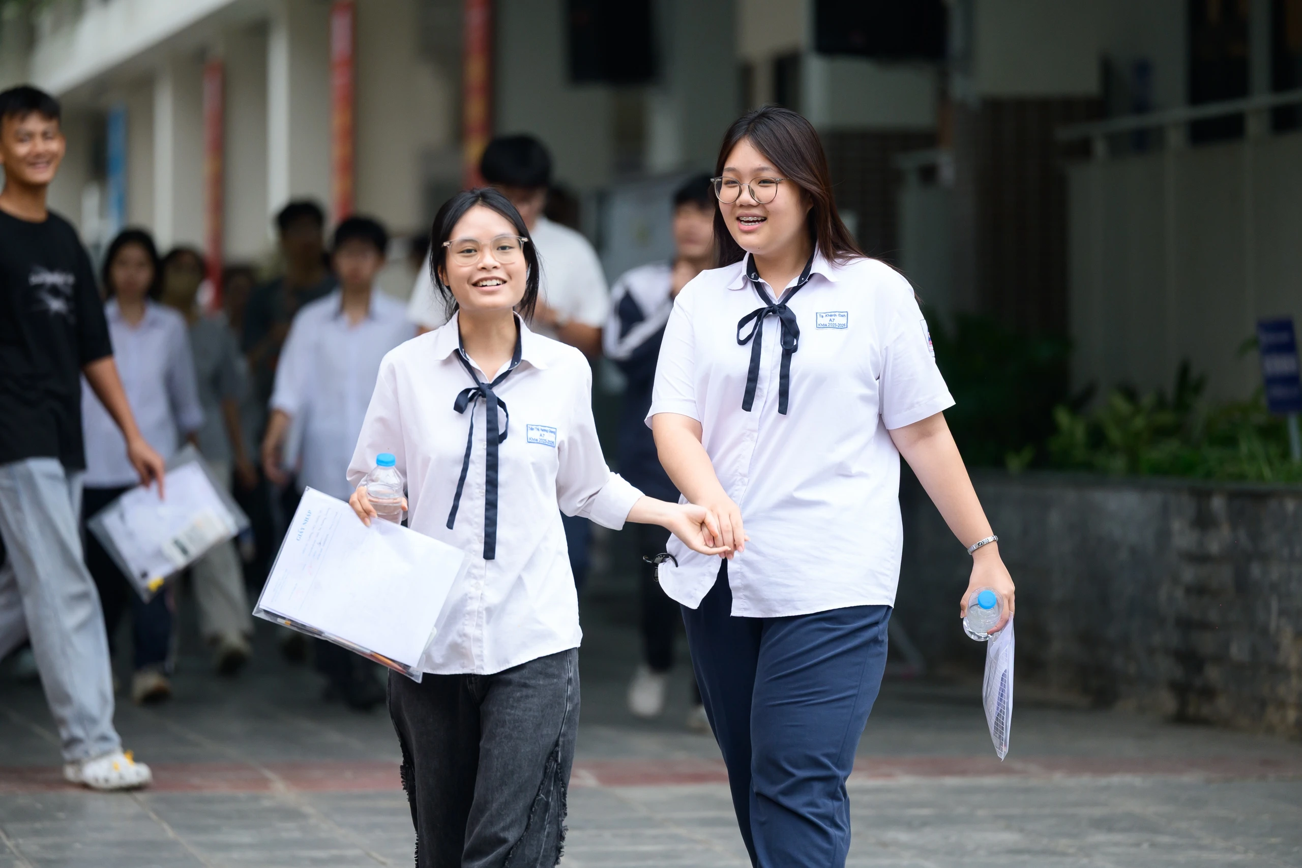 Kết thúc môn Toán thi tốt nghiệp THPT 2026: Thí sinh cười tươi, đề năm nay nhẹ đô hơn năm ngoái - Hình 8