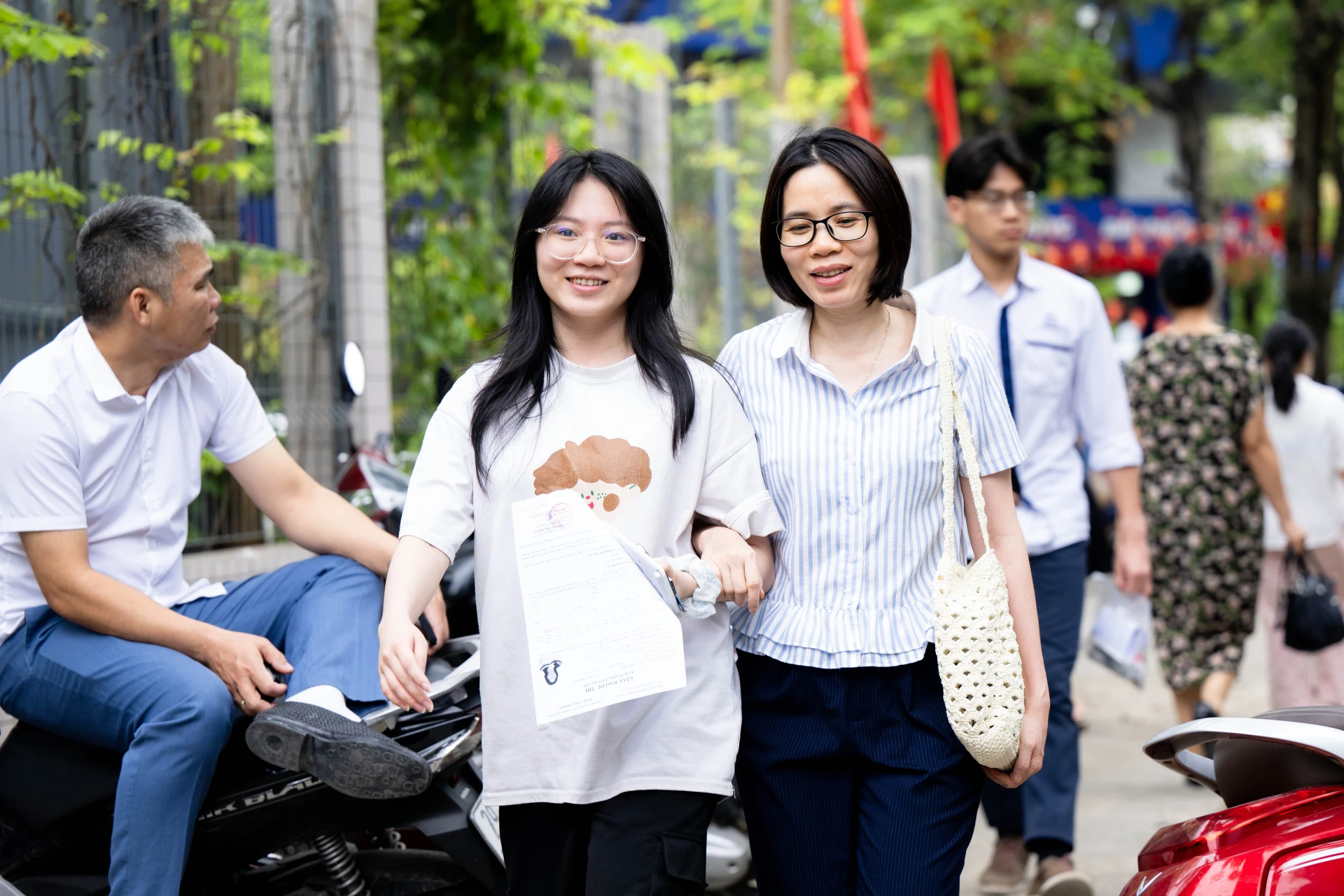 Kết thúc môn Toán thi tốt nghiệp THPT 2026: Thí sinh cười tươi, đề năm nay nhẹ đô hơn năm ngoái - Hình 43