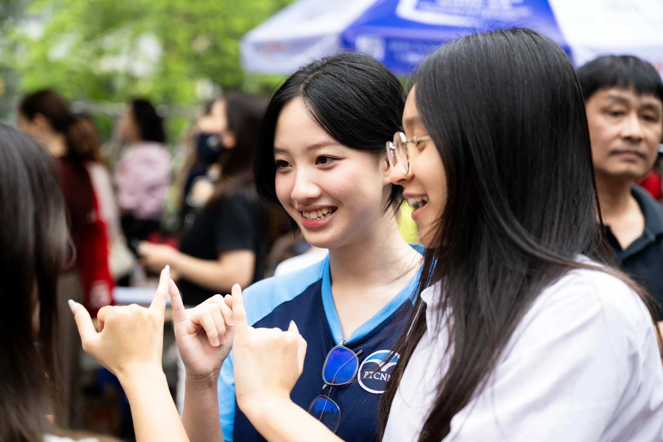 Kết thúc môn Toán thi tốt nghiệp THPT 2026: Thí sinh cười tươi, đề năm nay nhẹ đô hơn năm ngoái - Hình 12