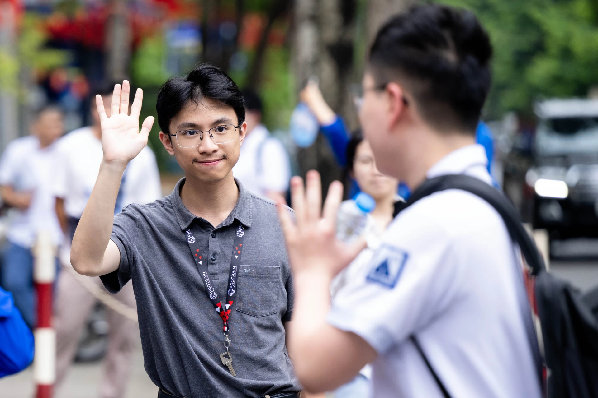Kết thúc môn Toán thi tốt nghiệp THPT 2026: Thí sinh cười tươi, đề năm nay nhẹ đô hơn năm ngoái - Hình 47