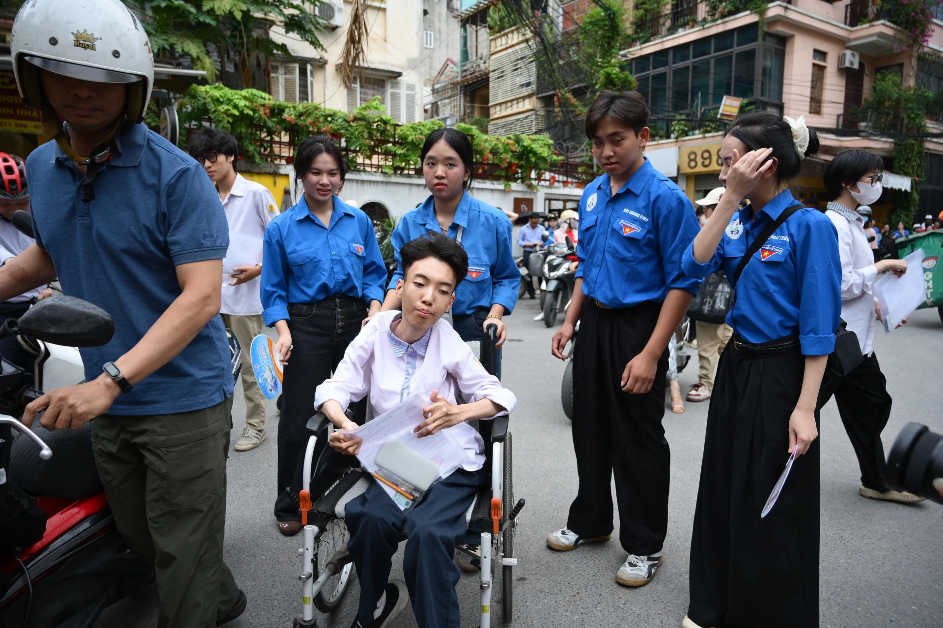 Kết thúc môn Toán thi tốt nghiệp THPT 2026: Thí sinh cười tươi, đề năm nay nhẹ đô hơn năm ngoái - Hình 42