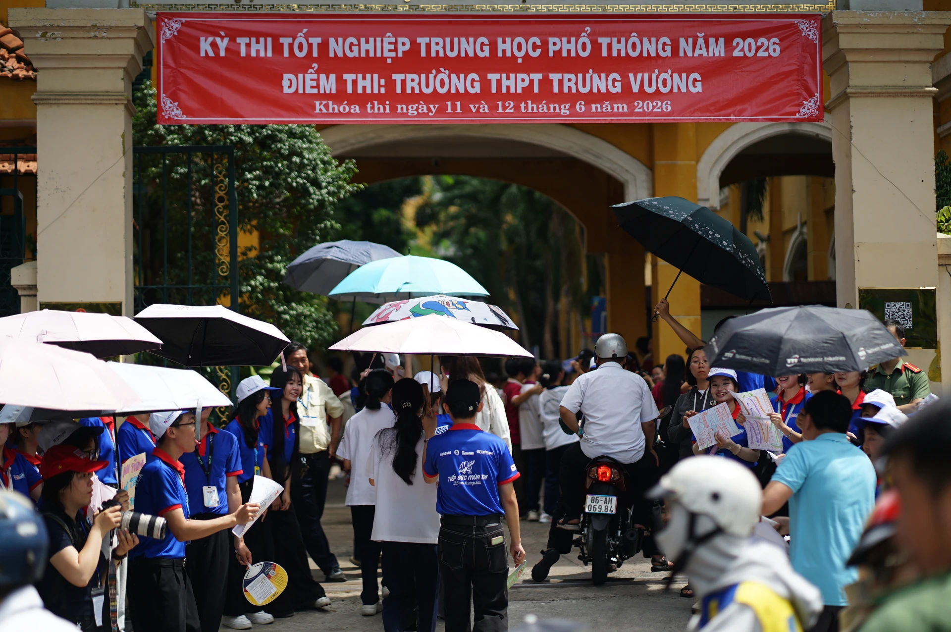 Kết thúc môn Toán thi tốt nghiệp THPT 2026: Thí sinh cười tươi, đề năm nay nhẹ đô hơn năm ngoái - Hình 36