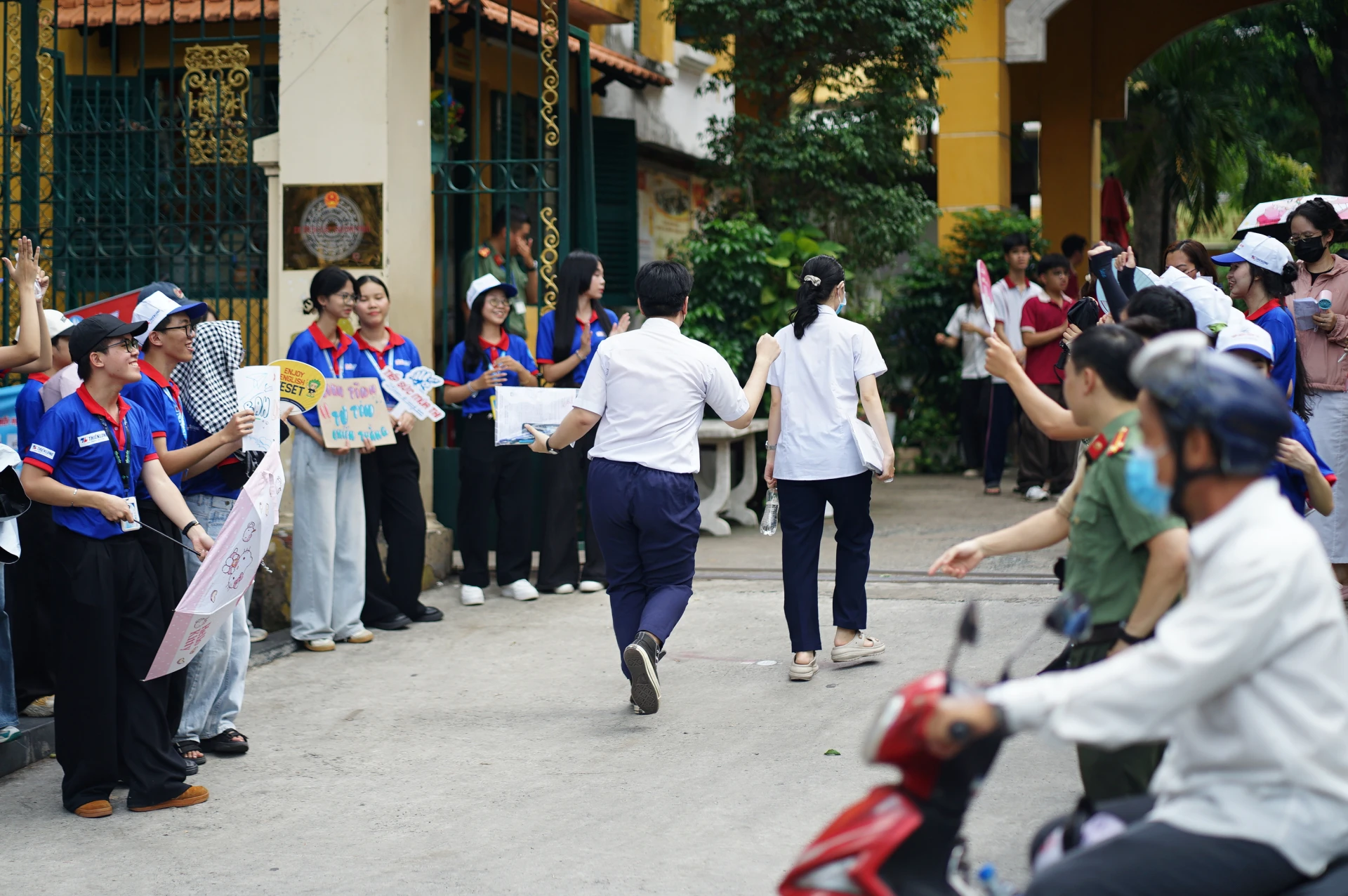 Kết thúc môn Toán thi tốt nghiệp THPT 2026: Thí sinh cười tươi, đề năm nay nhẹ đô hơn năm ngoái - Hình 33