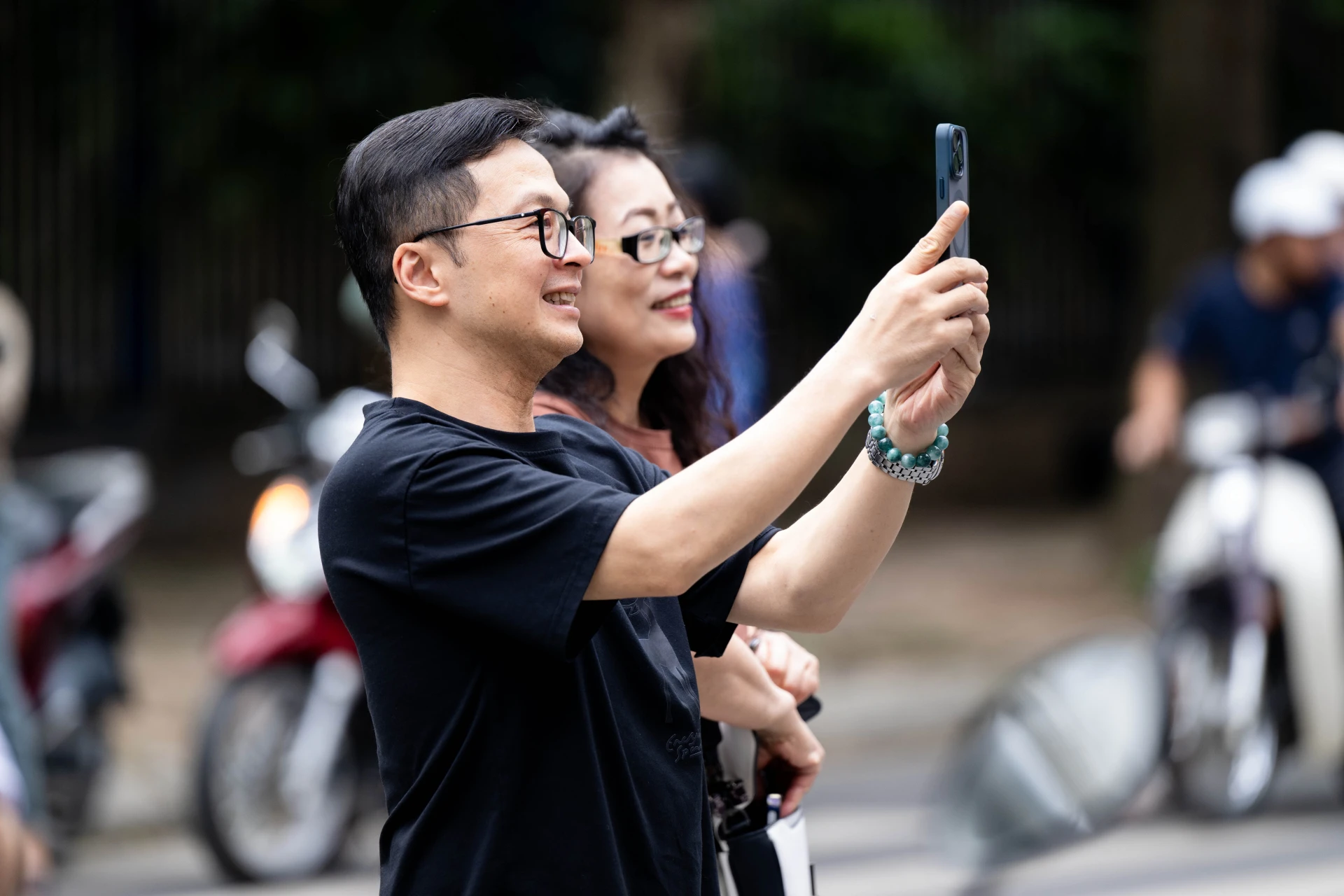 Kết thúc môn Toán thi tốt nghiệp THPT 2026: Thí sinh cười tươi, đề năm nay nhẹ đô hơn năm ngoái - Hình 44