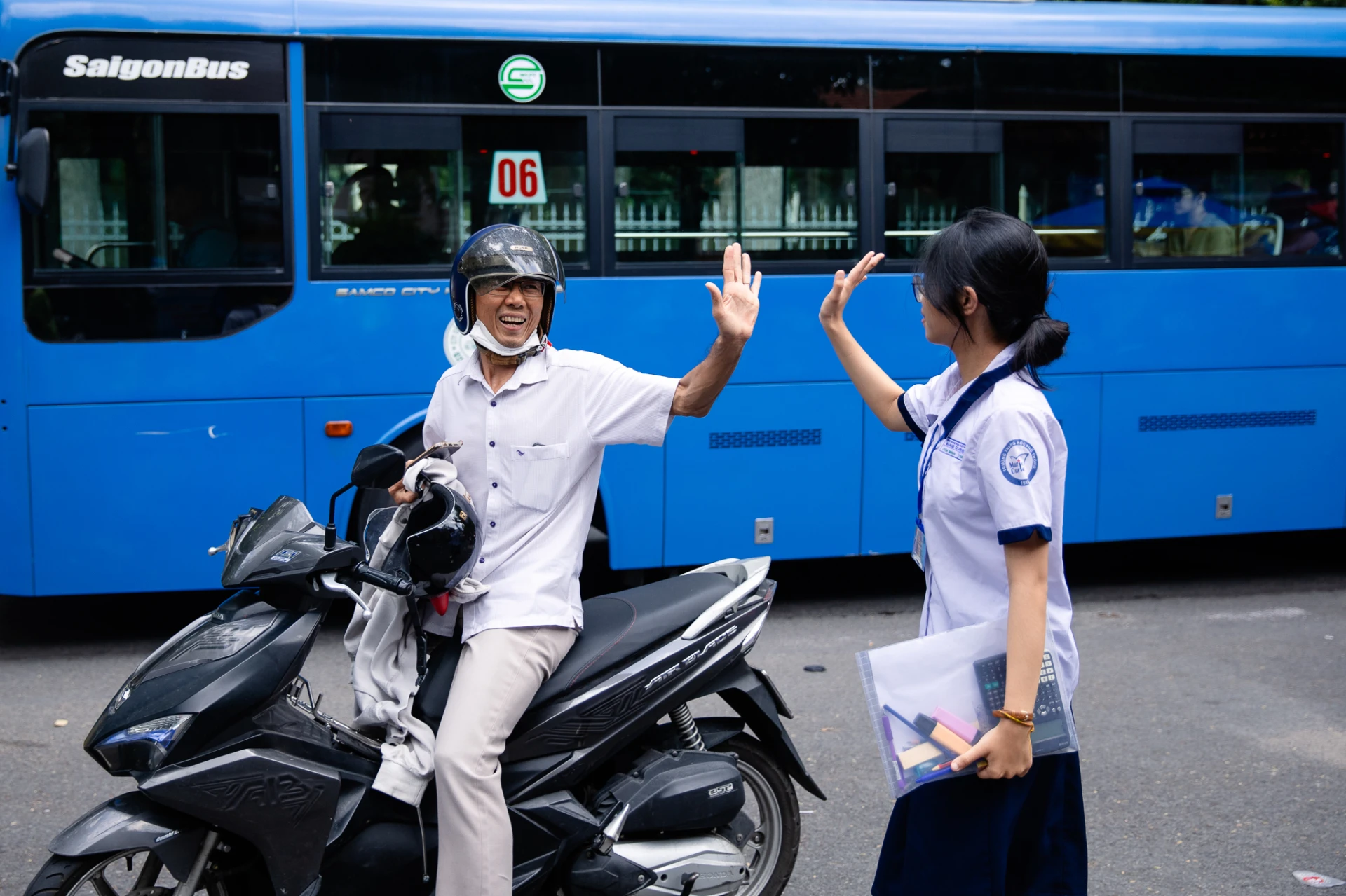 Kết thúc môn Toán thi tốt nghiệp THPT 2026: Thí sinh cười tươi, đề năm nay nhẹ đô hơn năm ngoái - Hình 29