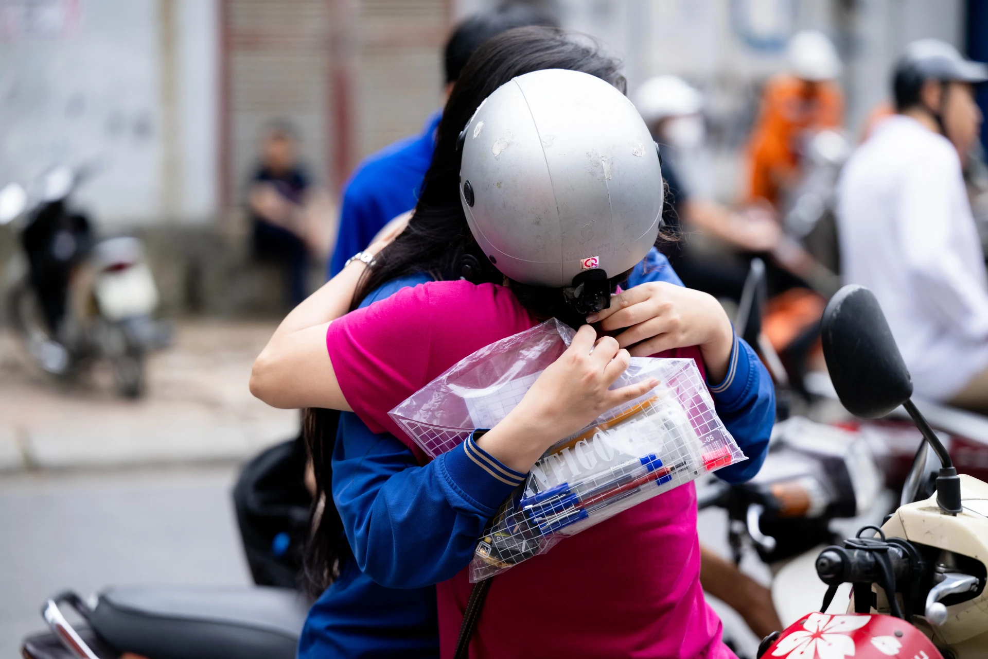 Kết thúc môn Toán thi tốt nghiệp THPT 2026: Thí sinh cười tươi, đề năm nay nhẹ đô hơn năm ngoái - Hình 45
