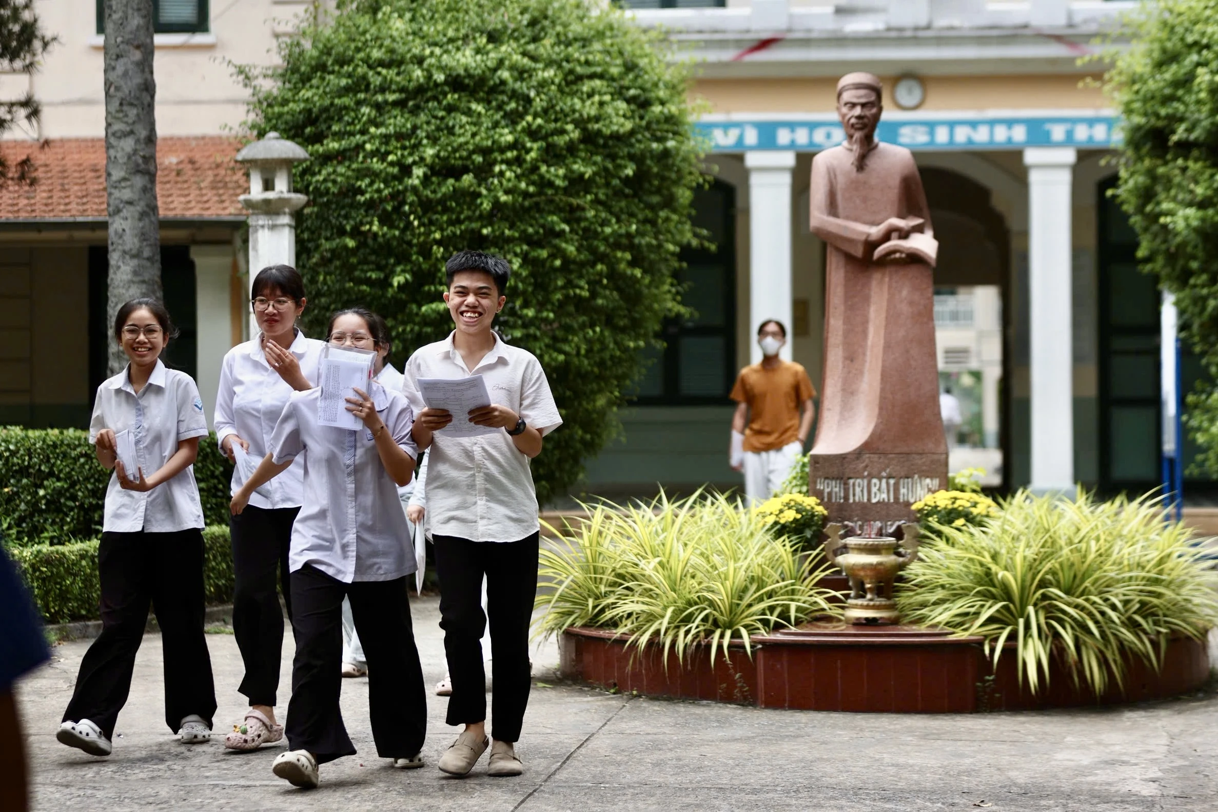 Kết thúc môn Toán thi tốt nghiệp THPT 2026: Thí sinh cười tươi, đề năm nay nhẹ đô hơn năm ngoái - Hình 1