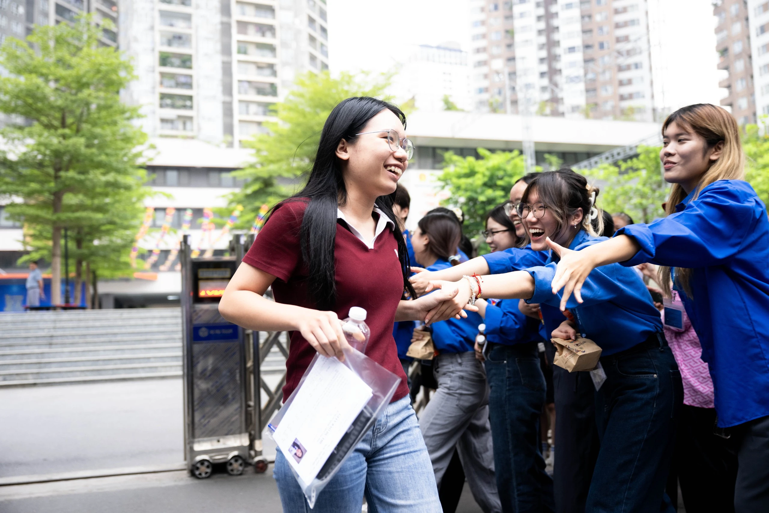 Kết thúc môn Toán thi tốt nghiệp THPT 2026: Thí sinh cười tươi, đề năm nay nhẹ đô hơn năm ngoái - Hình 21