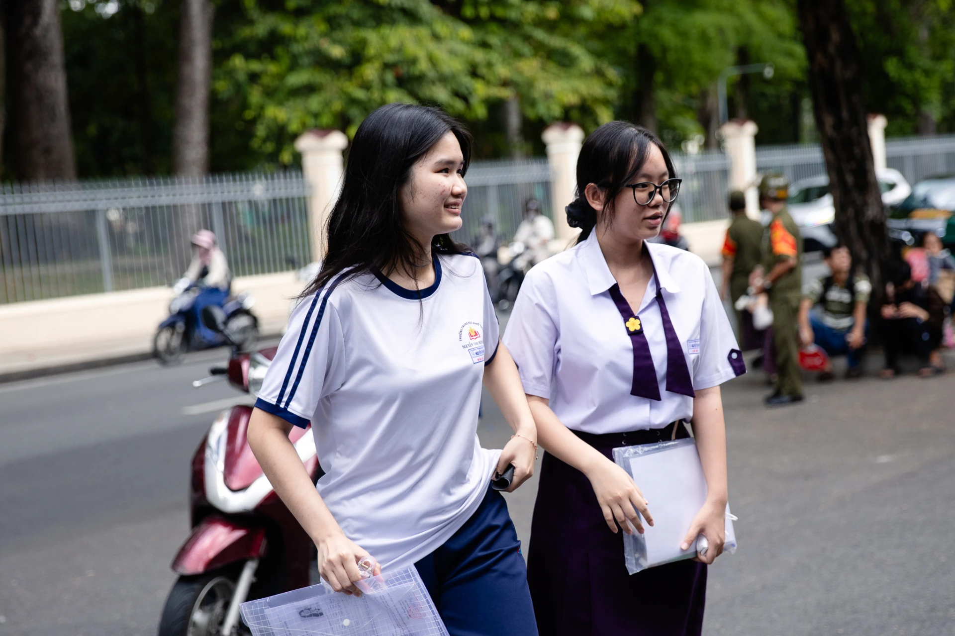 Kết thúc môn Toán thi tốt nghiệp THPT 2026: Thí sinh cười tươi, đề năm nay nhẹ đô hơn năm ngoái - Hình 28