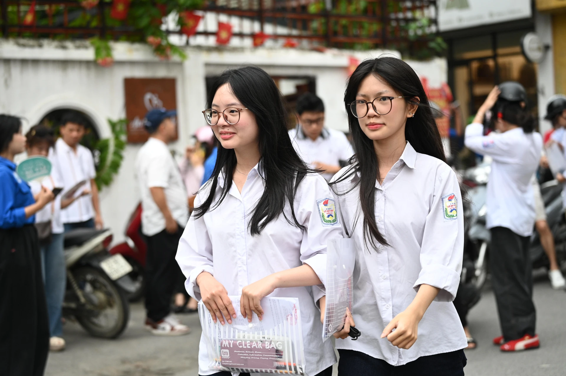 Kết thúc môn Toán thi tốt nghiệp THPT 2026: Thí sinh cười tươi, đề năm nay nhẹ đô hơn năm ngoái - Hình 37