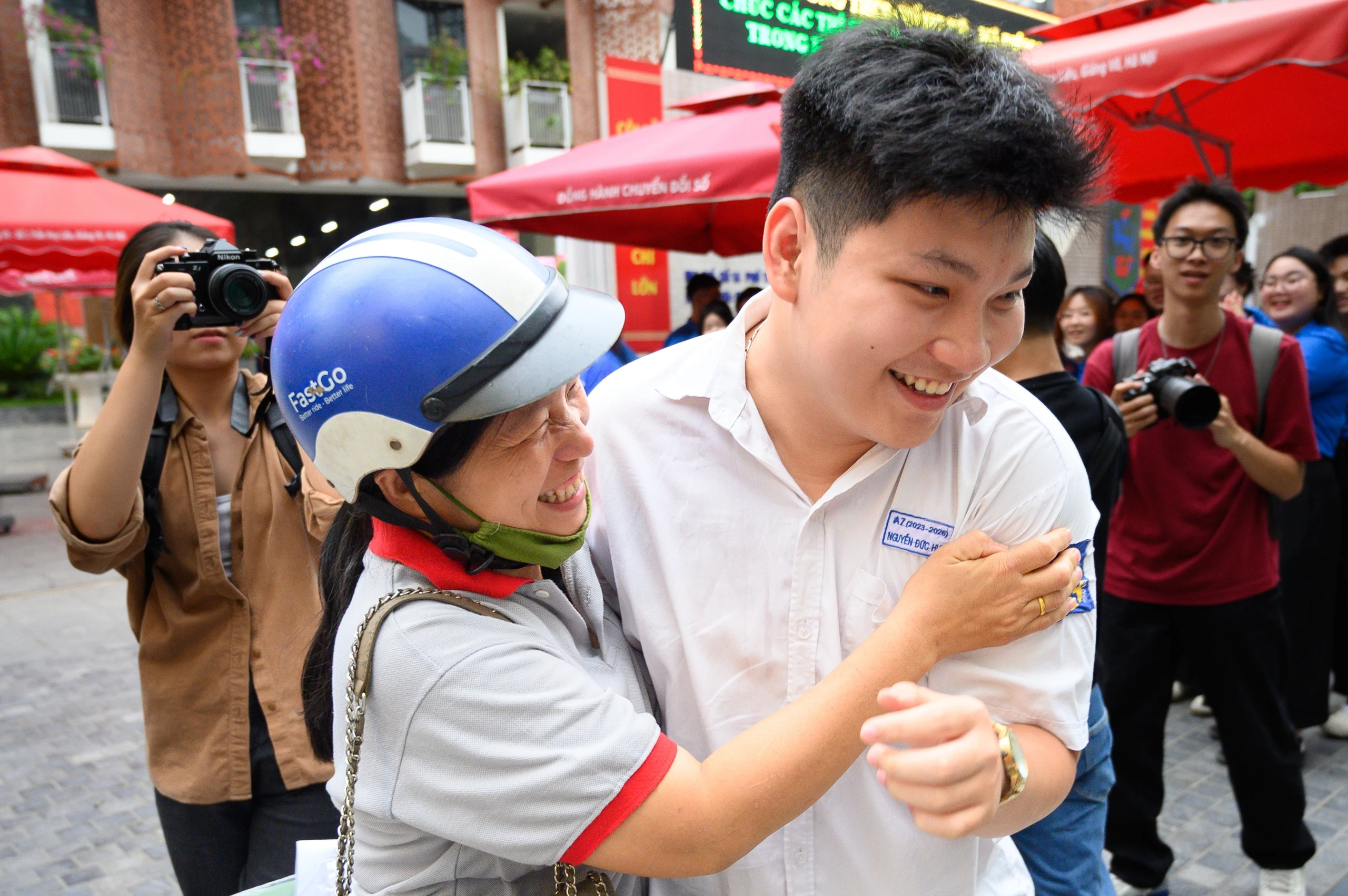 Kết thúc môn Toán thi tốt nghiệp THPT 2026: Thí sinh cười tươi, đề năm nay nhẹ đô hơn năm ngoái - Hình 10
