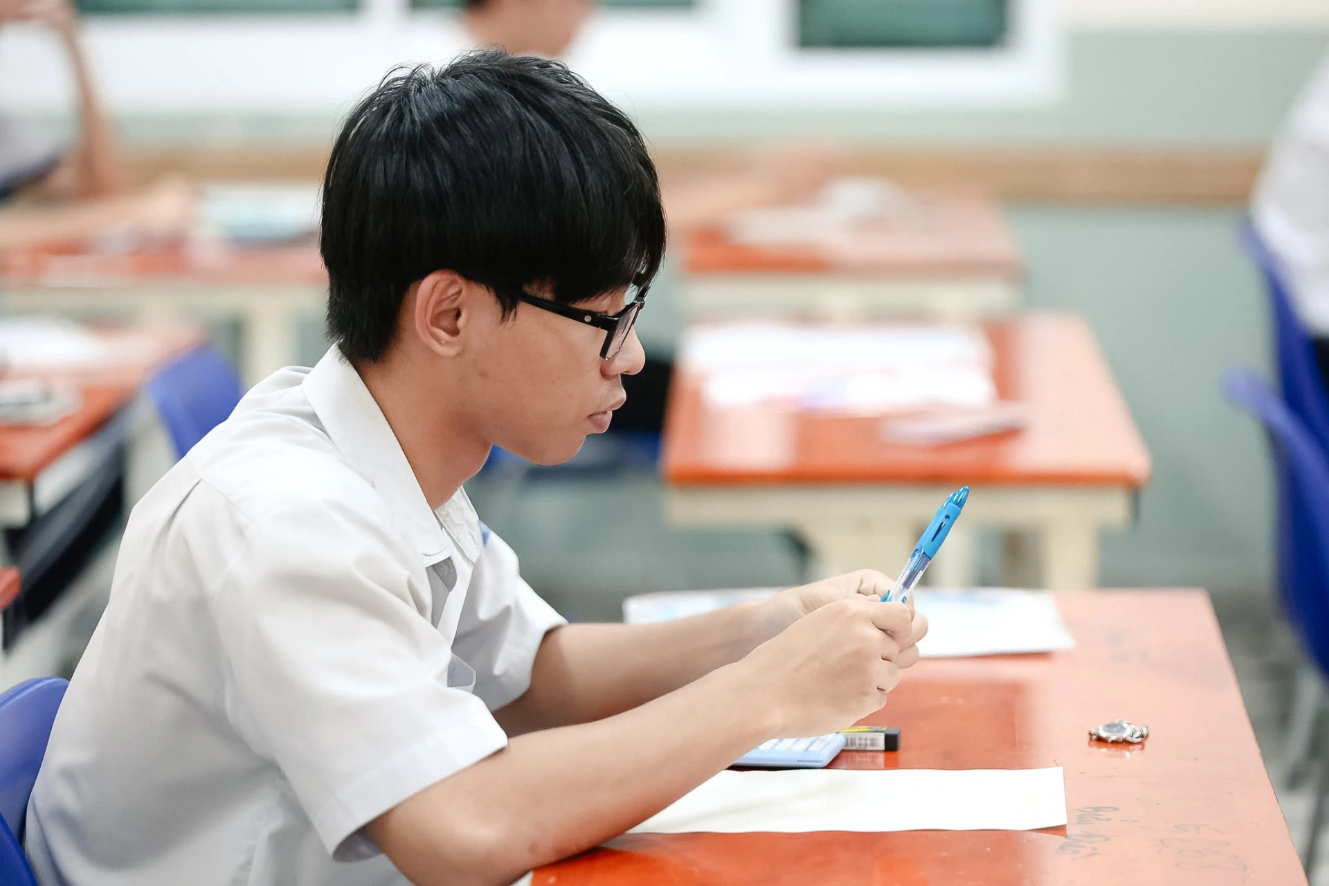 Kết thúc môn Toán thi tốt nghiệp THPT 2026: Thí sinh cười tươi, đề năm nay nhẹ đô hơn năm ngoái - Hình 24