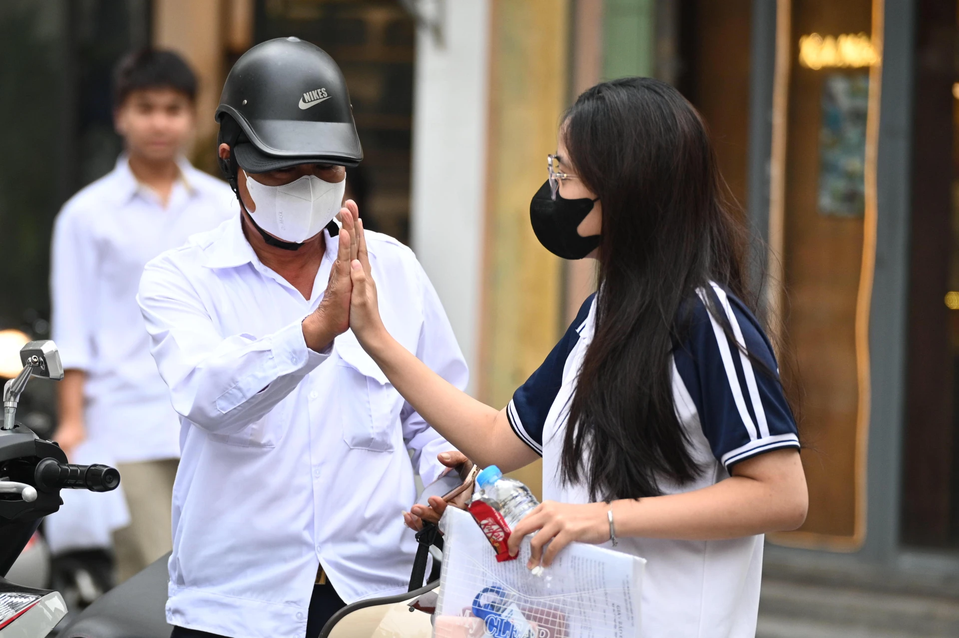 Kết thúc môn Toán thi tốt nghiệp THPT 2026: Thí sinh cười tươi, đề năm nay nhẹ đô hơn năm ngoái - Hình 38