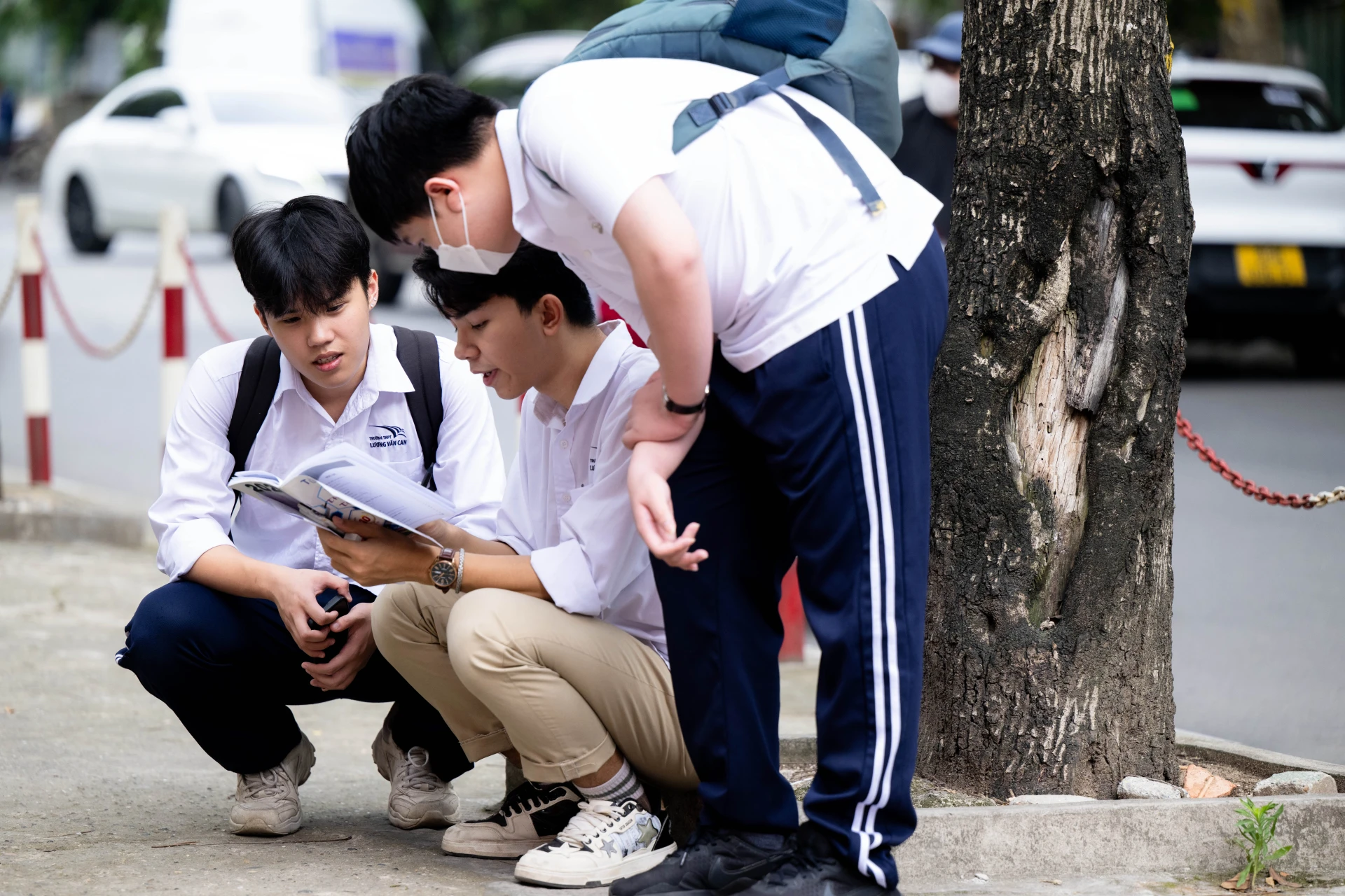 Kết thúc môn Toán thi tốt nghiệp THPT 2026: Thí sinh cười tươi, đề năm nay nhẹ đô hơn năm ngoái - Hình 48