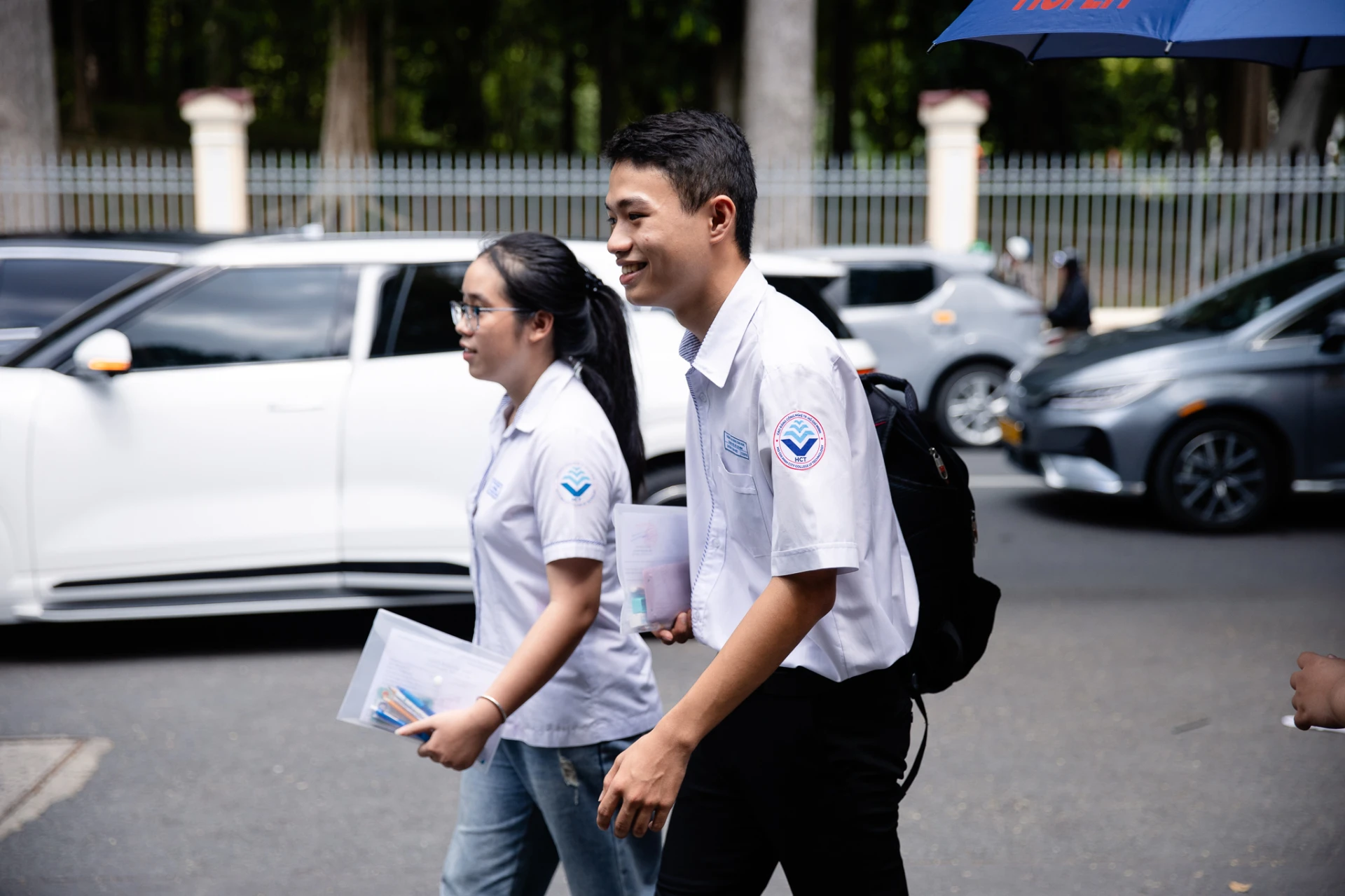 Kết thúc môn Toán thi tốt nghiệp THPT 2026: Thí sinh cười tươi, đề năm nay nhẹ đô hơn năm ngoái - Hình 27