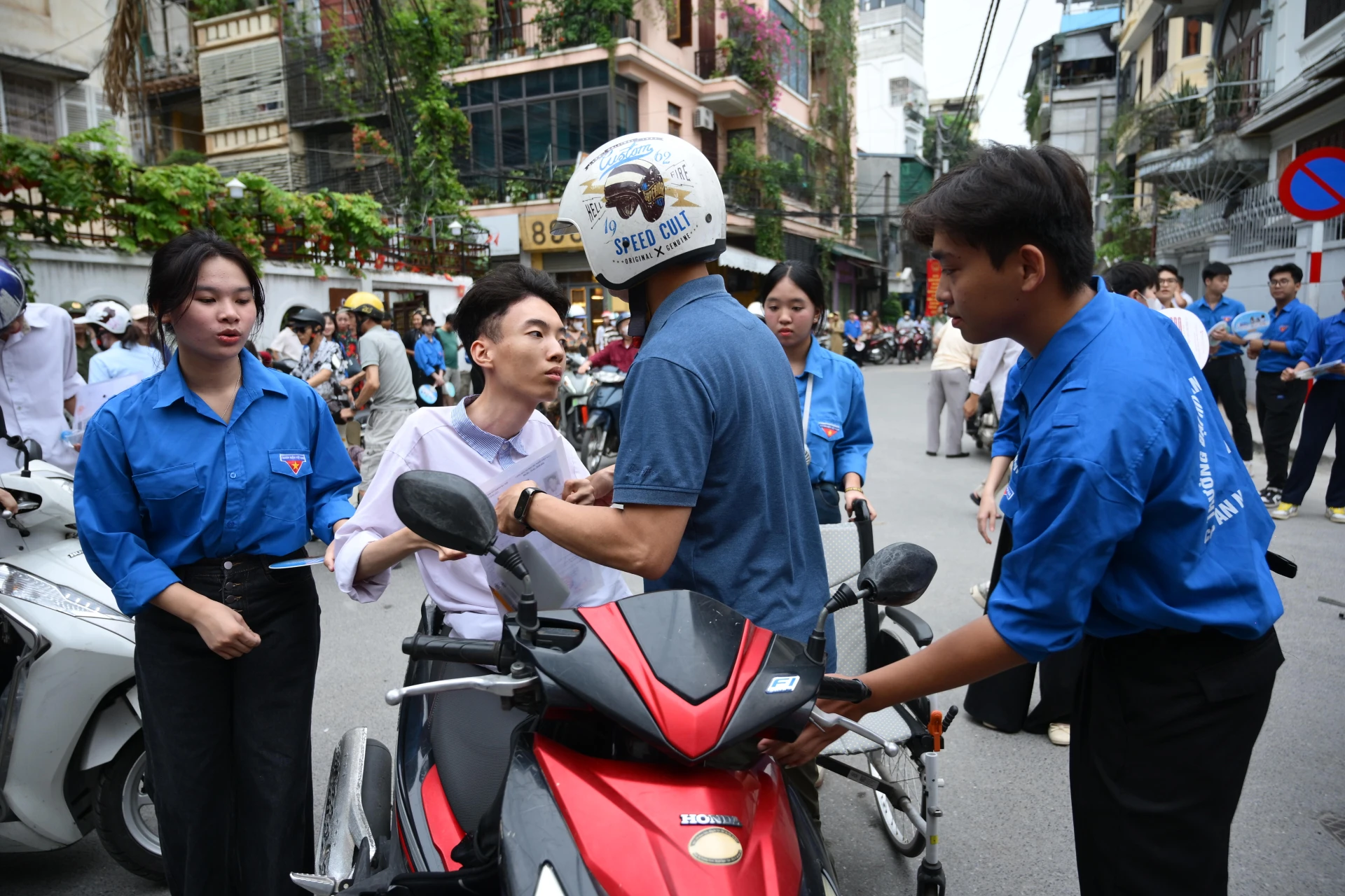 Kết thúc môn Toán thi tốt nghiệp THPT 2026: Thí sinh cười tươi, đề năm nay nhẹ đô hơn năm ngoái - Hình 41