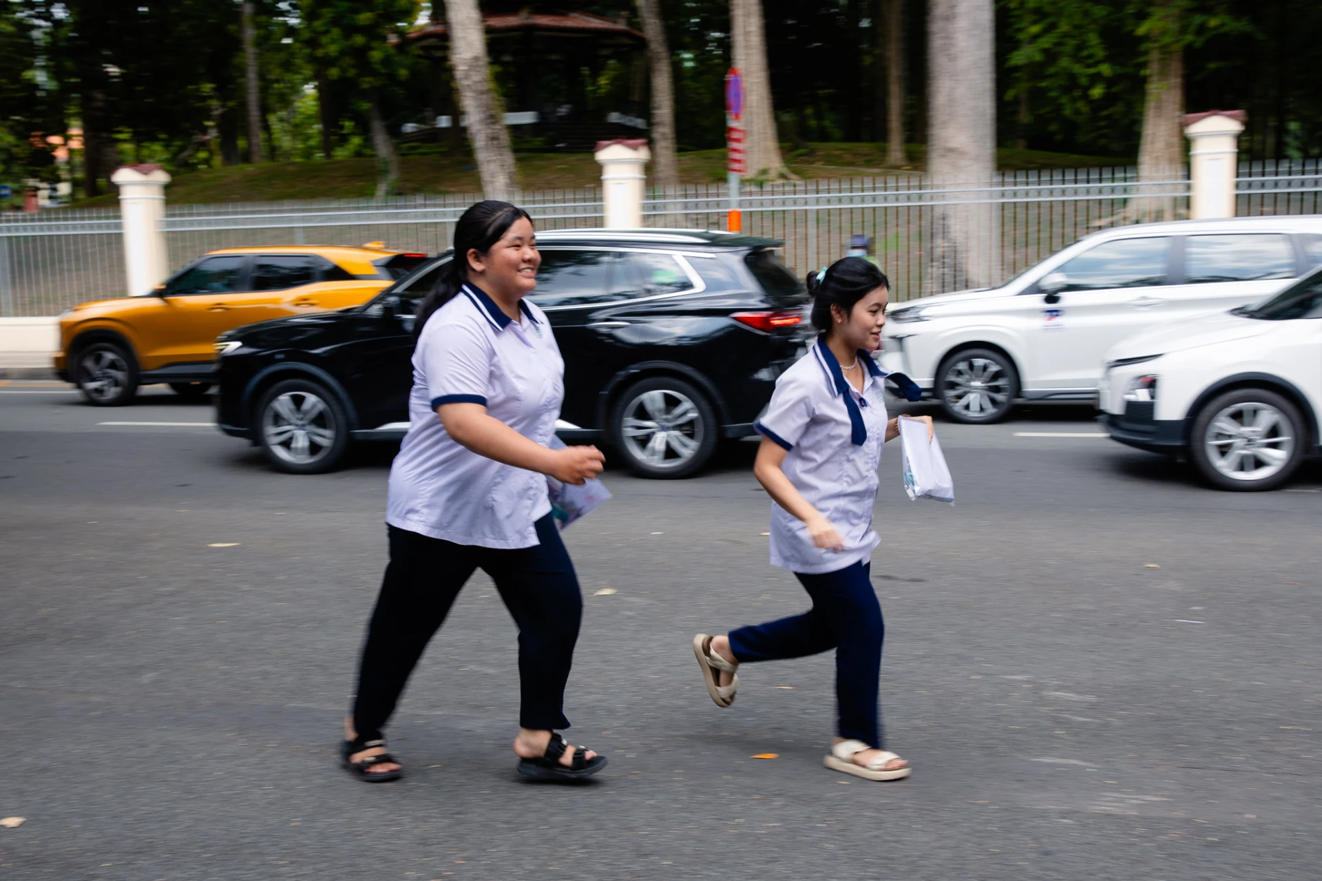 Kết thúc môn Toán thi tốt nghiệp THPT 2026: Thí sinh cười tươi, đề năm nay nhẹ đô hơn năm ngoái - Hình 31
