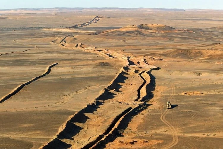 Bức tường Morocco: Hệ thống phòng thủ kéo dài hàng nghìn km giữa sa mạc - Hình 1