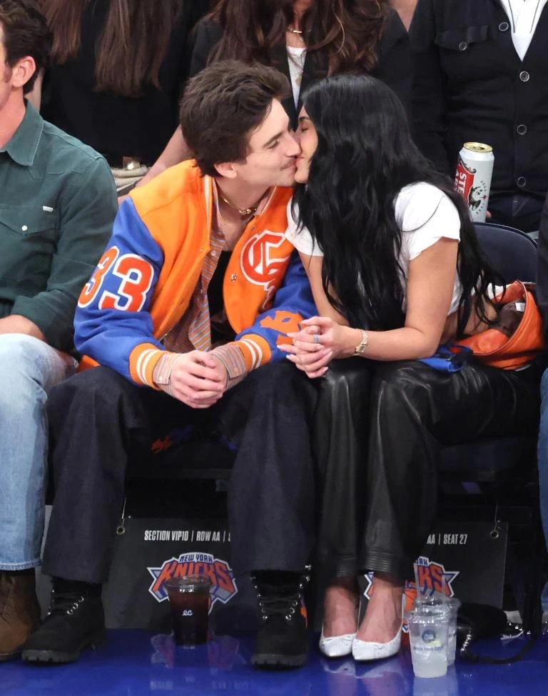 Kylie Jenner và chàng thơ Timothée Chalamet chăm đi xem bóng rổ không ai bằng! - Hình 12