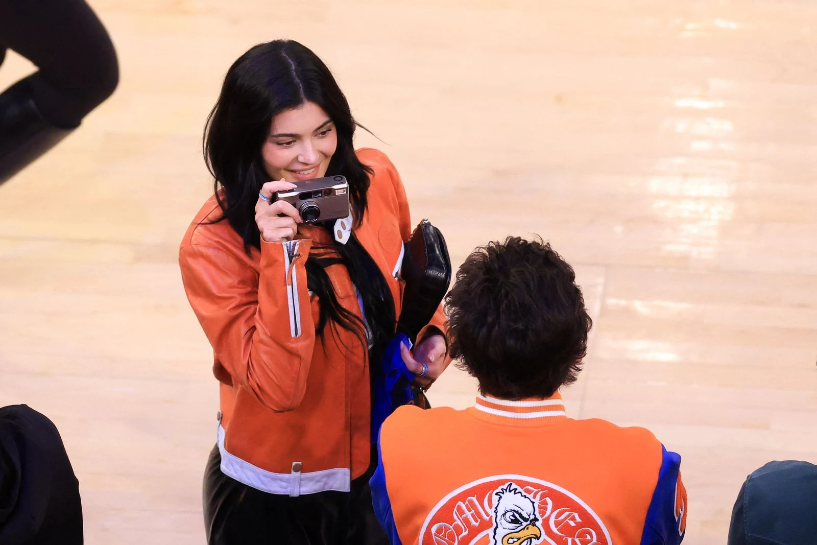 Kylie Jenner và chàng thơ Timothée Chalamet chăm đi xem bóng rổ không ai bằng! - Hình 11
